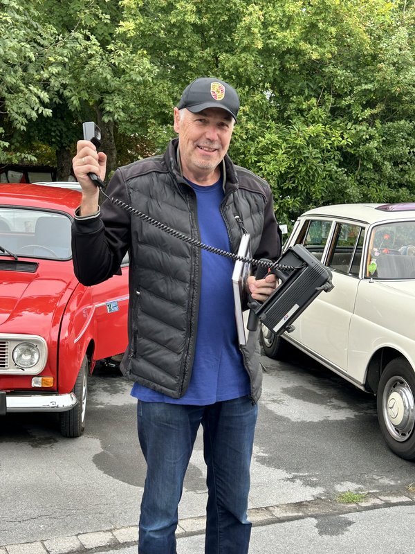 Telefonieren im Auto war auch damals schon möglich. 